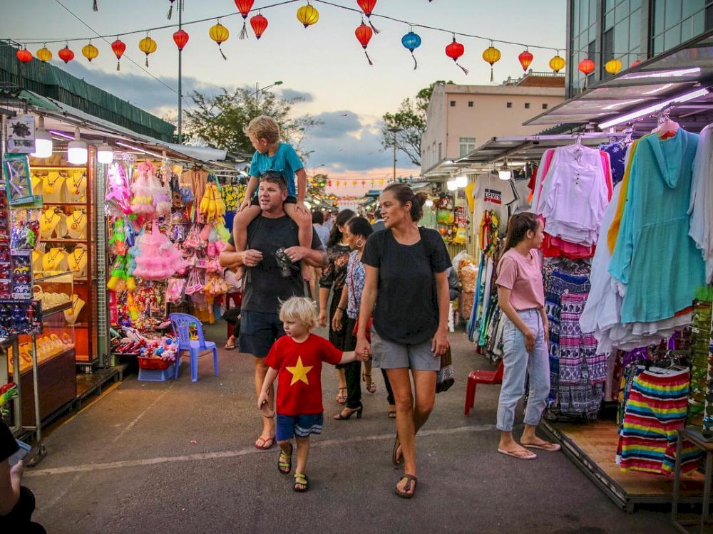 Strolling through the market, surrounded by dozens of fashion and souvenir shops, is always a major attraction for visitors